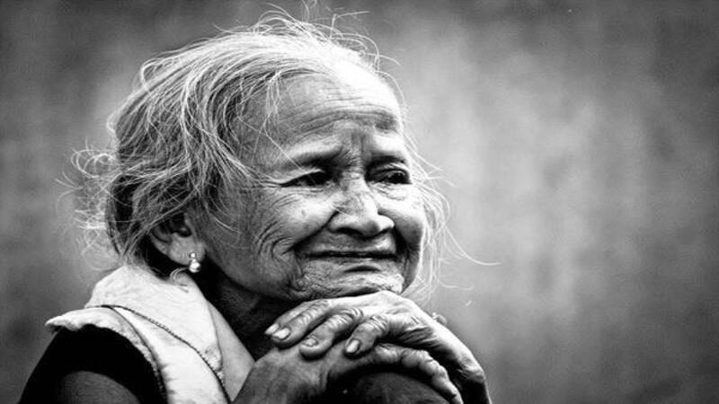 Mơ thấy bà già gõ cửa thì đầu tư đánh cả lô lẫn đề